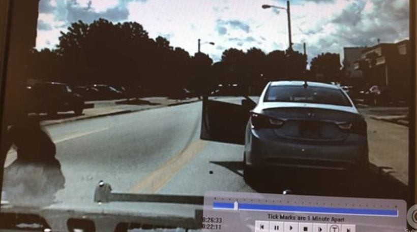 Αστυνομικός ρίχνει γροθιές σε ύποπτο ενώ τον έχει ακινητοποιήσει (βίντεο)